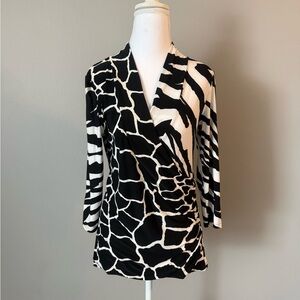 VENUS Monochrome Patterned Top